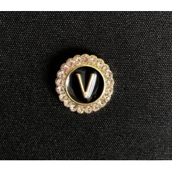 Pin Letra V con Brillantes