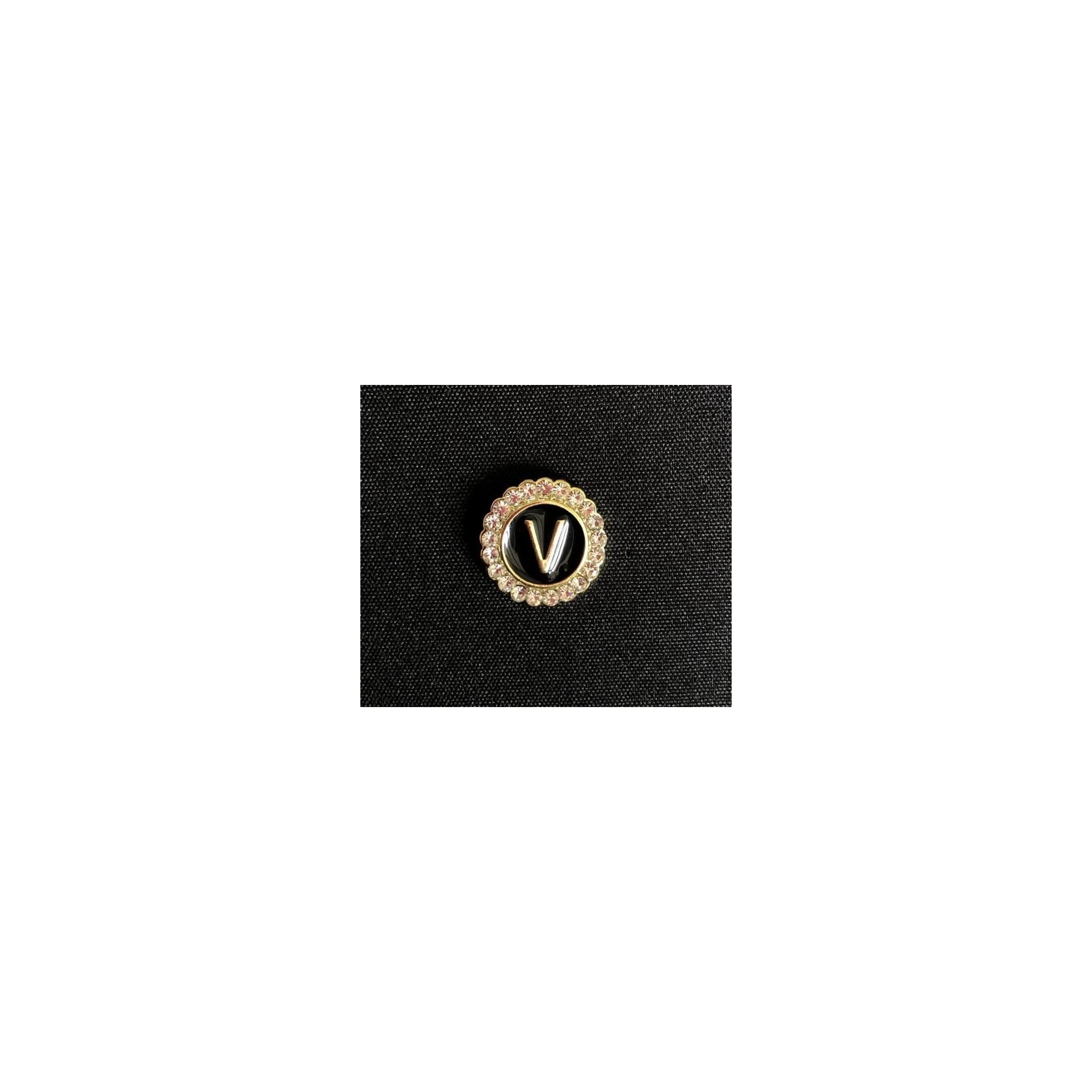 Pin Letra V con Brillantes