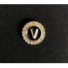 Pin Letra V con Brillantes